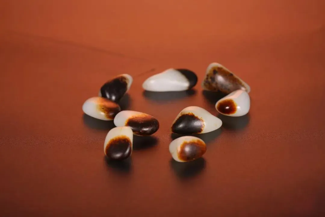 疯了，指甲盖大的一块料子，你猜几位数成交？